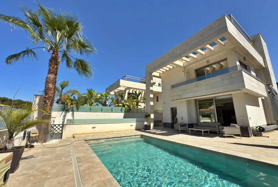 Five Bedroom Villa Villamartin
