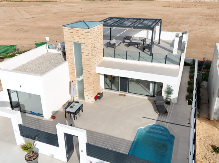 Ideal for growing families or couples seeking extra space, this home offers the perfect balance of comfort, space, and accessibility—without compromise. The property features a ground-floor layout with 94 m² of built area and 82.59 m² of usable living space, designed for comfortable everyday living. A spacious 83 m² rooftop solarium, accessible from the terrace, provides the perfect setting for outdoor relaxation, entertaining, or enjoying the sun in complete privacy. Set on a generous 200 m² plot, the home includes three bedrooms and two bathrooms, offering ample room for family living or hosting guests. Key features Private swimming pool Air conditioning Fully equipped kitchen appliances Built-in wardrobes